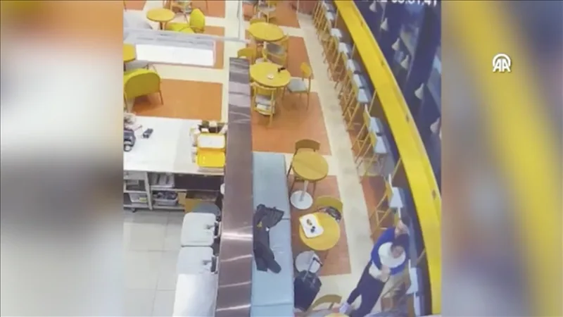 Ženu, ktorej na istanbulskom letisku uviazlo jedlo v krku, zachránili Heimlichovým manévrom