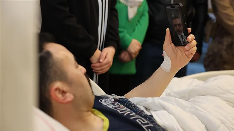 Minister vnútra Çiftçi telefonuje s policajtom zraneným počas operácie v Kayseri