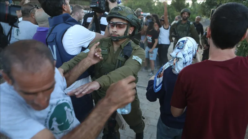 Des soldats israéliens et des colons juifs ont mené des attaques simultanées en Cisjordanie