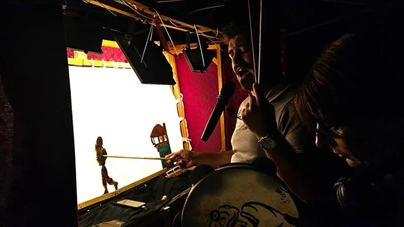 L'artiste Aytuğ Çelik s'est penché sur l'avenir de l'art de la marionnette turc