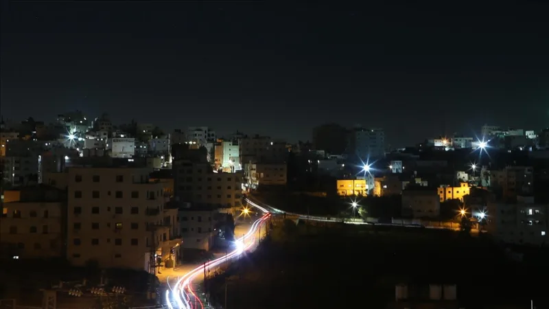 Israelis, die palästinensisches Land besetzt halten, haben im besetzten Westjordanland drei Palästinenser verletzt