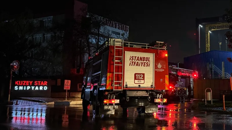 图兹拉一艘干货船发生火灾，救援工作正在进行中