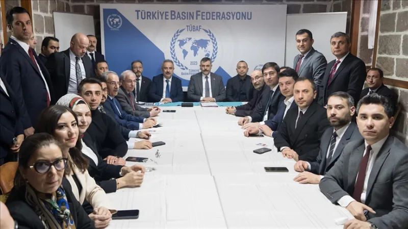 内政部长奇夫特奇与媒体记者举行了会面