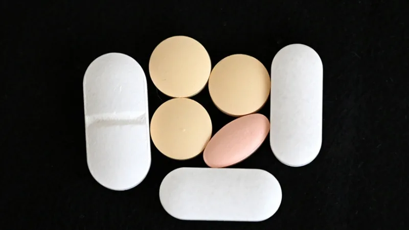 Az Egyesült Államok 100%-os vámot vetett ki bizonyos importált, szabadalmaztatott gyógyszerekre, miközben módosította a fémekre vonatkozó vámtarifákat