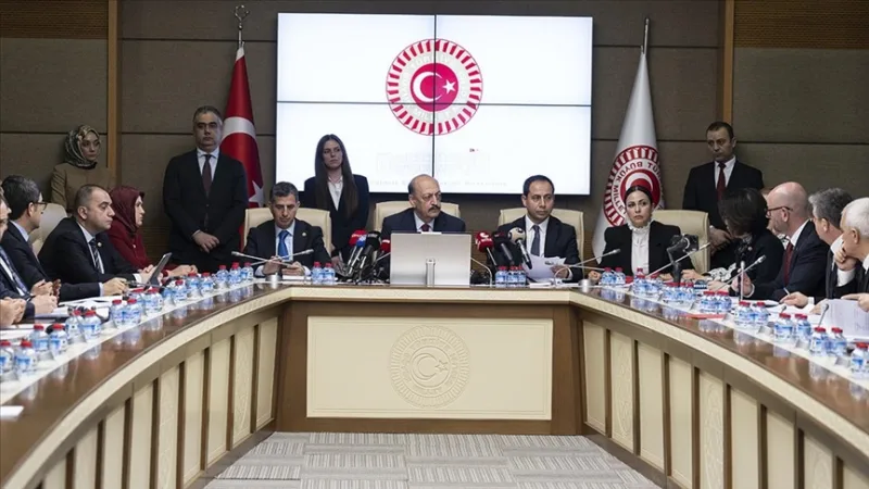 包含关于社交媒体和产假规定的法案已在委员会获得通过