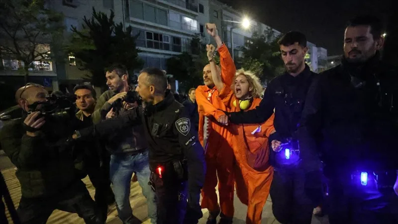 在以色列首都特拉维夫，反战示威者遭到警方的强力驱散