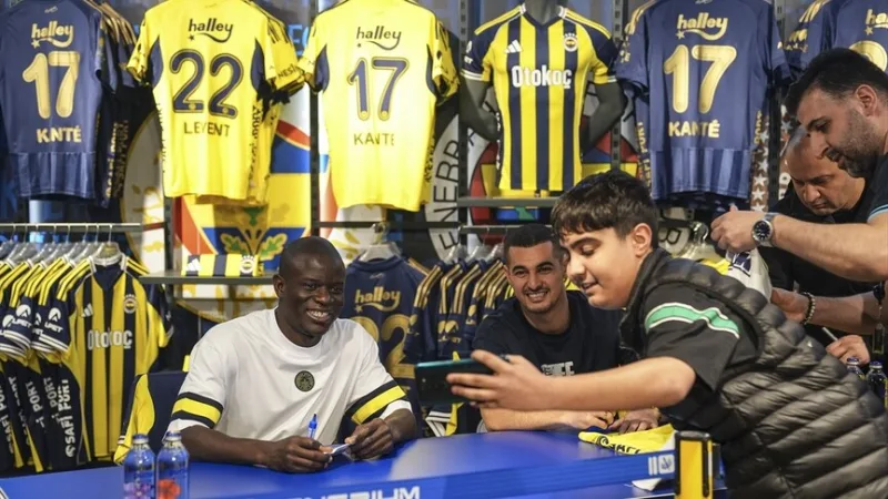 Futbalisti Fenerbahçe Kante a Levent Mercan sa stretli s fanúšikmi na autogramiáde