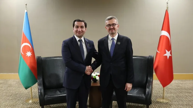 O Diretor de Comunicação, Duran, reuniu-se com o Conselheiro do Presidente do Azerbaijão, Hacıyev