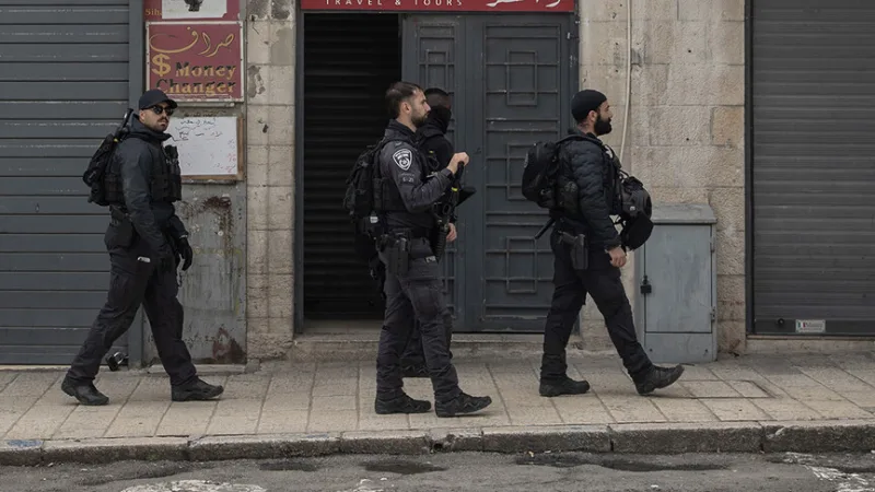 Izraelská policie zadržela Žida, který měl na hlavě jarmulku s palestinskou a izraelskou vlajkou, a palestinskou vlajku mu ustřihla
